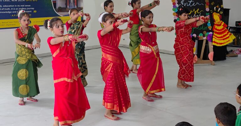 विश्व आदिवासी दिवस के पूर्व ओपन माइंड वर्ल्ड स्कूल,धरियाडीह नृत्य प्रतियोगिता का आयोजन