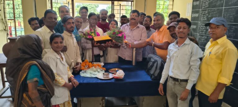 तेनुघाट अनुमंडलीय अस्पताल चिकित्सा पदाधिकारी को भावभीनी विदाई दी गई।