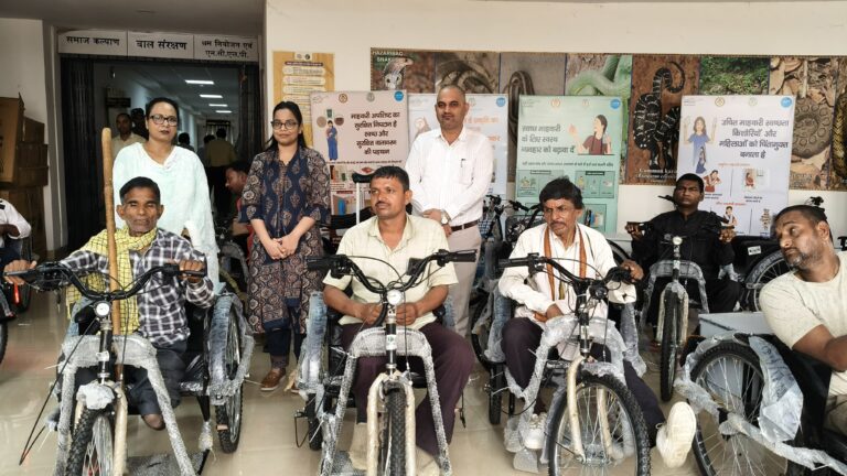 हजारीबाग: 25 दिव्यांगजनों को मिली बैटरी चालित ट्राईसाइकिल, 4 चरणों में 100 लाभुकों को जोड़ने का लक्ष्य