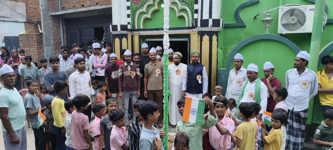 80वें स्वतंत्रता दिवस पर नई बस्ती में फहराया गया तिरंगा।