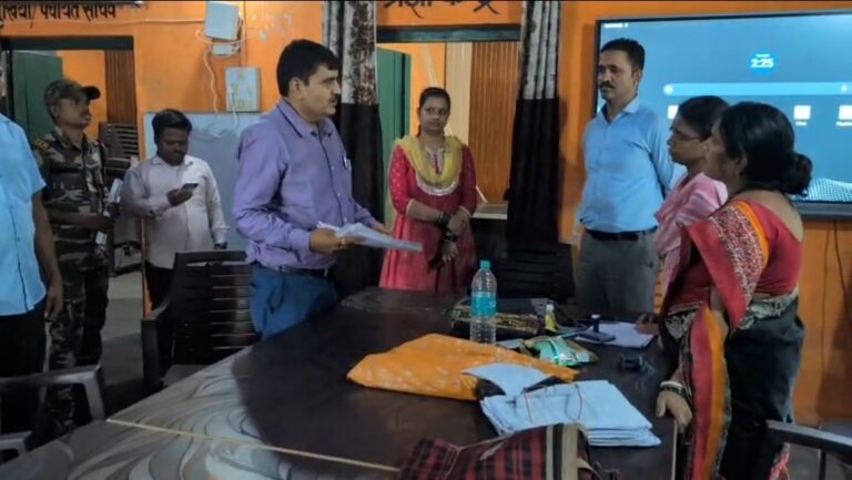 प्रखंड विकास पदाधिकारी बेरमो ने किया मतदाता सूची पुनरीक्षण विशेष कैंप का निरीक्षण,दिए आवश्यक निर्देश। 