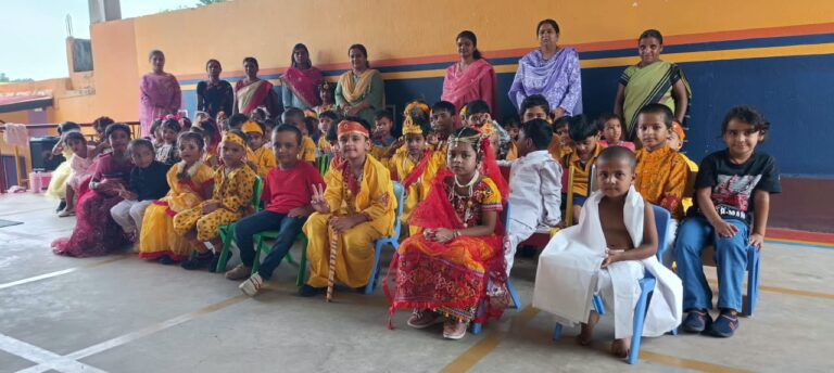 बचपन प्ले स्कूल में जन्माष्टमी पर बच्चों ने दिखाई बाल लीलाएं, राधे-राधे से गूंजा परिसर
