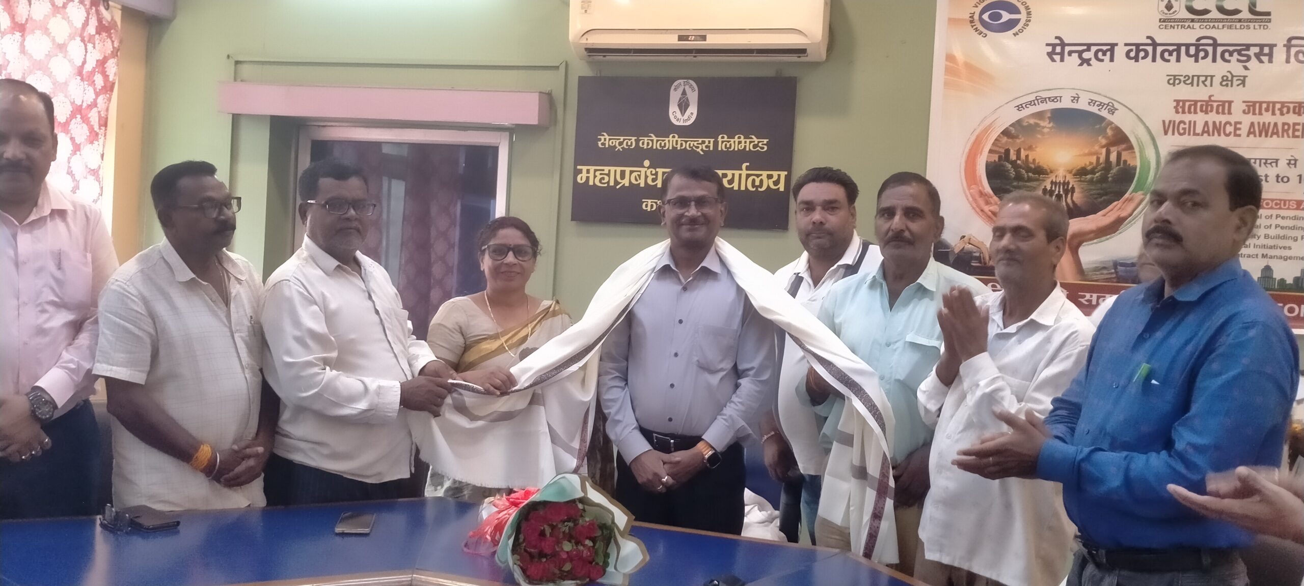 दुर्गा पूजा समिति कथारा चार नंबर ने महाप्रबंधक से की मुलाकात पूजा की तैयारियों से कराया अवगत