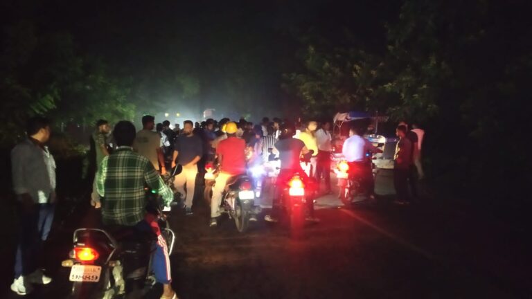 गोमिया में रफ्तार का कहर: ट्यूशन से लौट रहे भाई-बहन को ट्रैक्टर ने रौंदा, एक रांची रेफर – ग्रामीणों ने किया सड़क जाम।