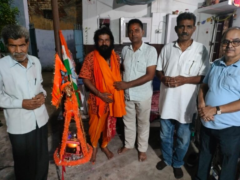 शहीद सैनिकों की आत्मा की शांति के लिए 1518 किमी पैदल यात्रा, गिरिडीह पहुंचे ‘गनी बाबा’