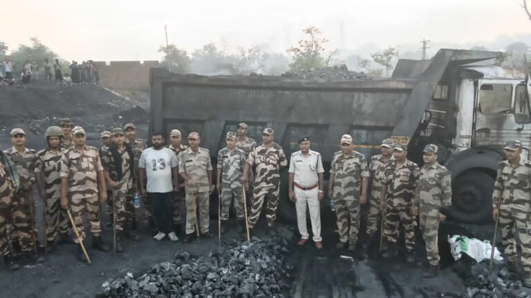 एमएमडीआर एक्ट के तहत सीआईएसएफ की बड़ी कार्रवाई, 9 टन अवैध कोयला लदा 2 पिकअप वैन और 32 टन अवैध कोयला जब्त